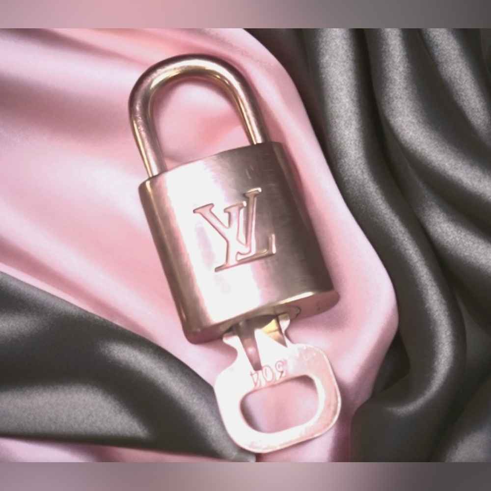 LOUIS VUITTON LOCK AND KEY #304 CHAIN INCLUDED - Picture 2 of 5